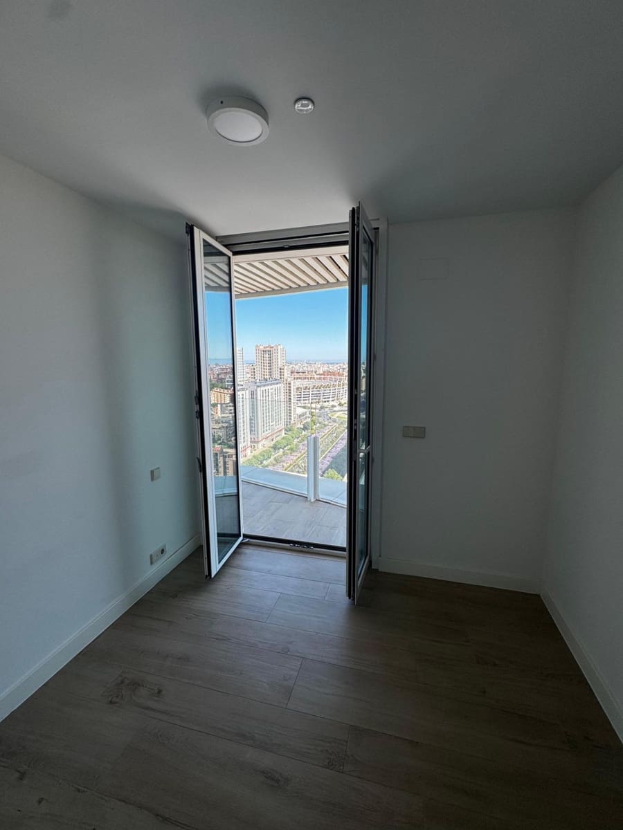 2 bedroom Apartment for rent in Valencia city with pool garage - € 3,200 (Ref: 9865224)