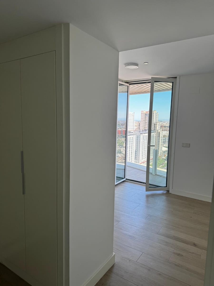 2 bedroom Apartment for rent in Valencia city with pool garage - € 3,200 (Ref: 9865224)
