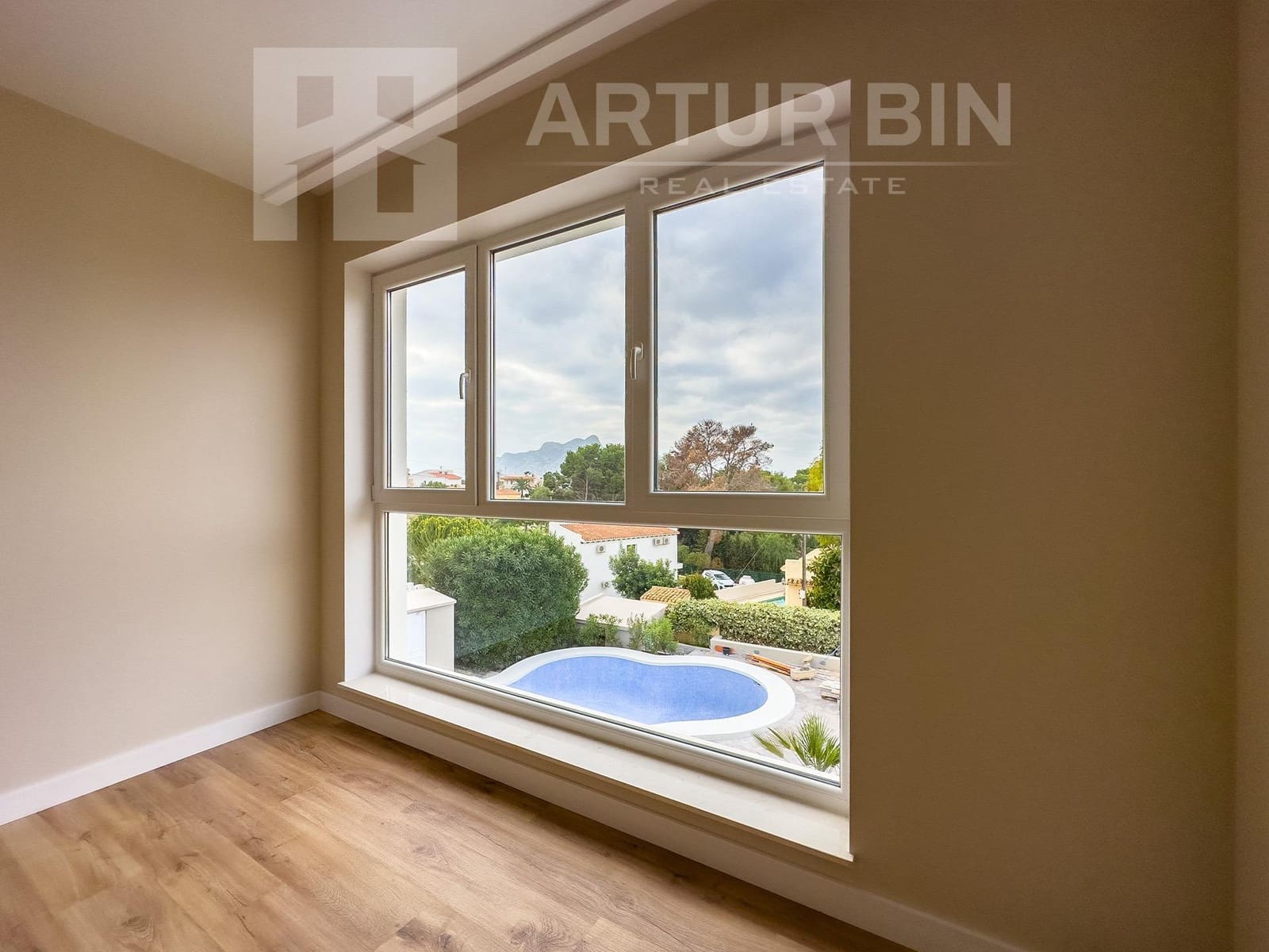 Chalet de 4 habitaciones en Calpe / Calp en venta con piscina - 1.090.000 € (Ref: 9878889)