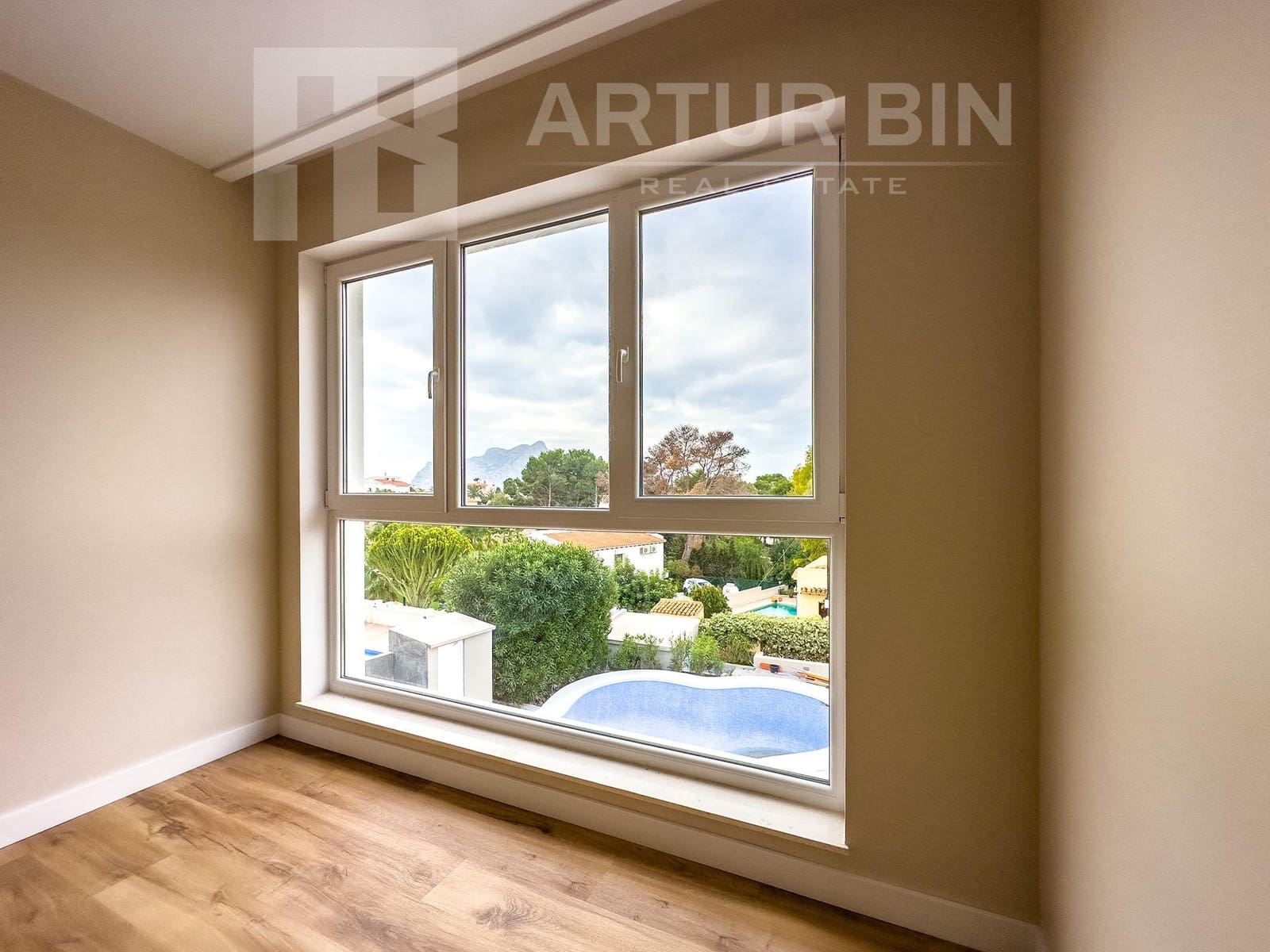 Chalet de 4 habitaciones en Calpe / Calp en venta con piscina - 1.090.000 € (Ref: 9878889)