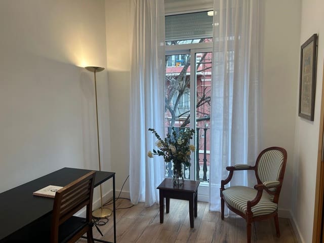 Piso de 3 habitaciones en La Gran Via, València ciudad en alquiler - 2.500 € (Ref: 9890409)