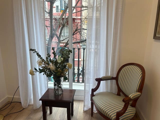 Piso de 3 habitaciones en La Gran Via, València ciudad en alquiler - 2.500 € (Ref: 9890409)