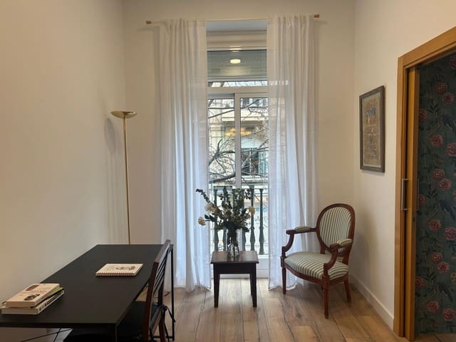 Piso de 3 habitaciones en La Gran Via, València ciudad en alquiler - 2.500 € (Ref: 9890409)