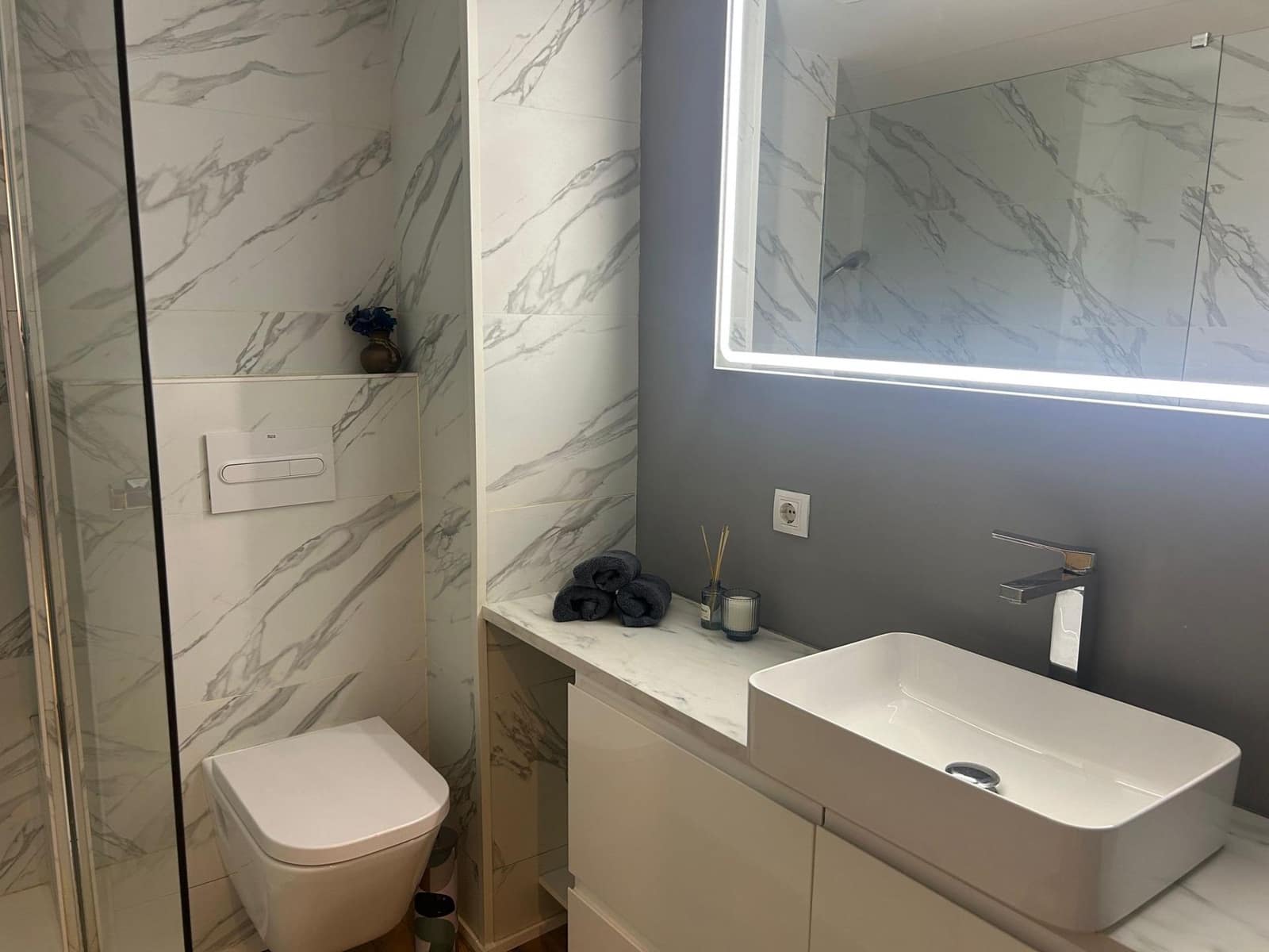 Piso de 3 habitaciones en València ciudad en alquiler - 2.500 € (Ref: 9890409)