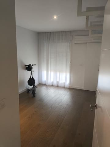 3 bedroom Penthouse for rent in Arrancapins, Valencia city - € 2,500 (Ref: 9890410)
