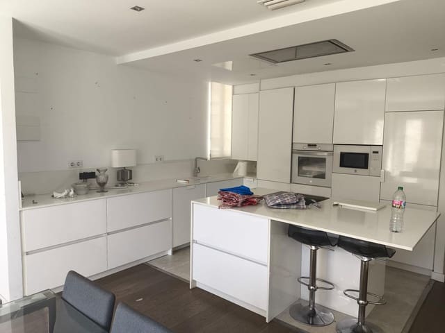 3 bedroom Penthouse for rent in Arrancapins, Valencia city - € 2,500 (Ref: 9890410)