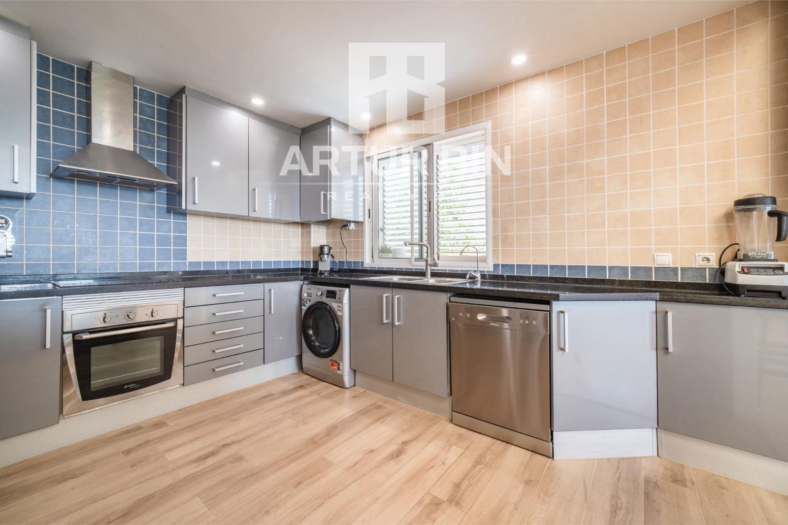 3 bedroom Villa for sale in Torrent with pool garage - € 579,000 (Ref: 9947942)