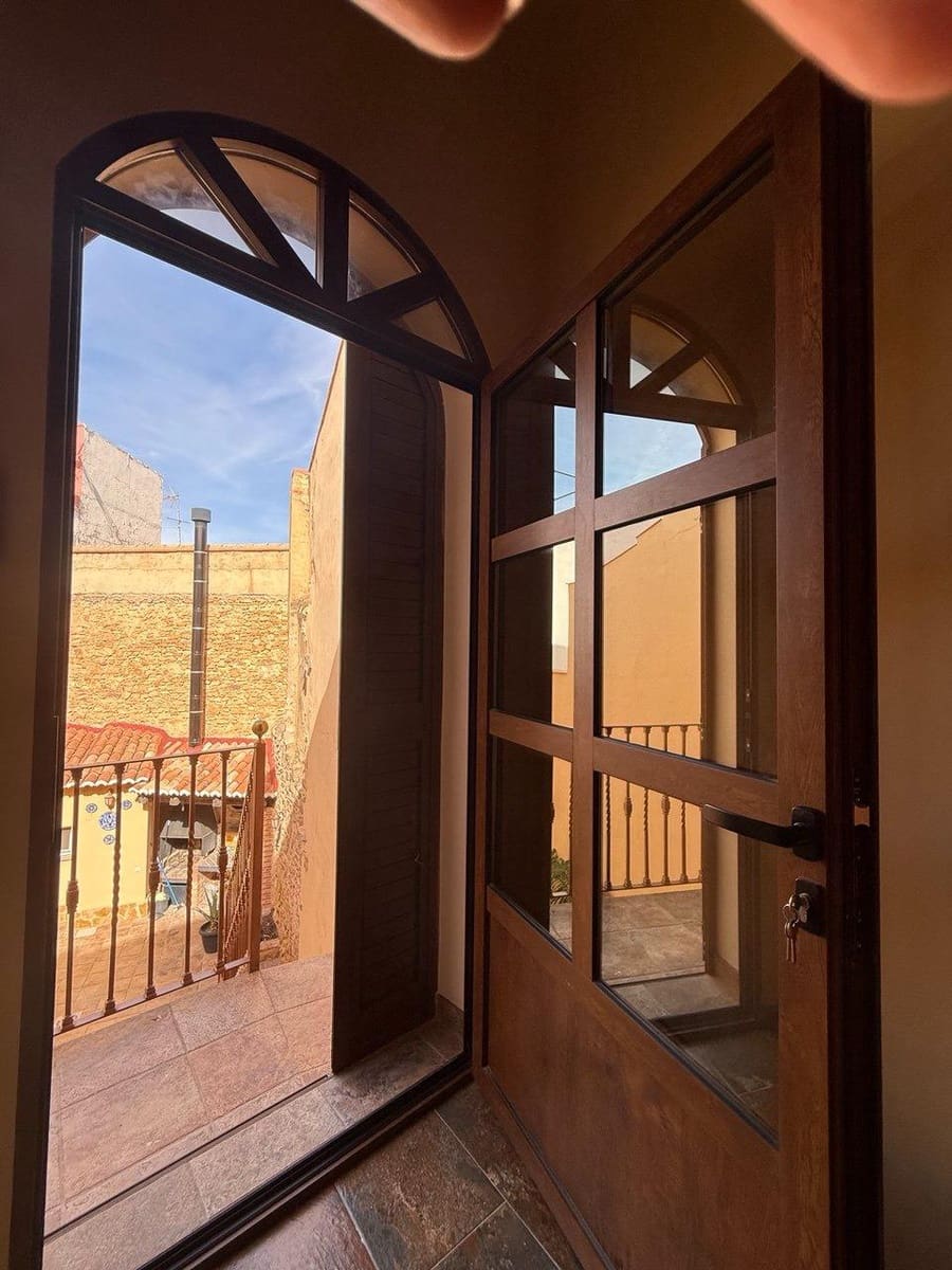 Casa de 5 habitaciones en Villar del Arzobispo en venta - 260.000 € (Ref: 9965309)