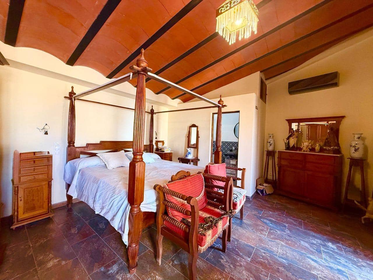 Casa de 5 habitaciones en Villar del Arzobispo en venta - 260.000 € (Ref: 9965309)