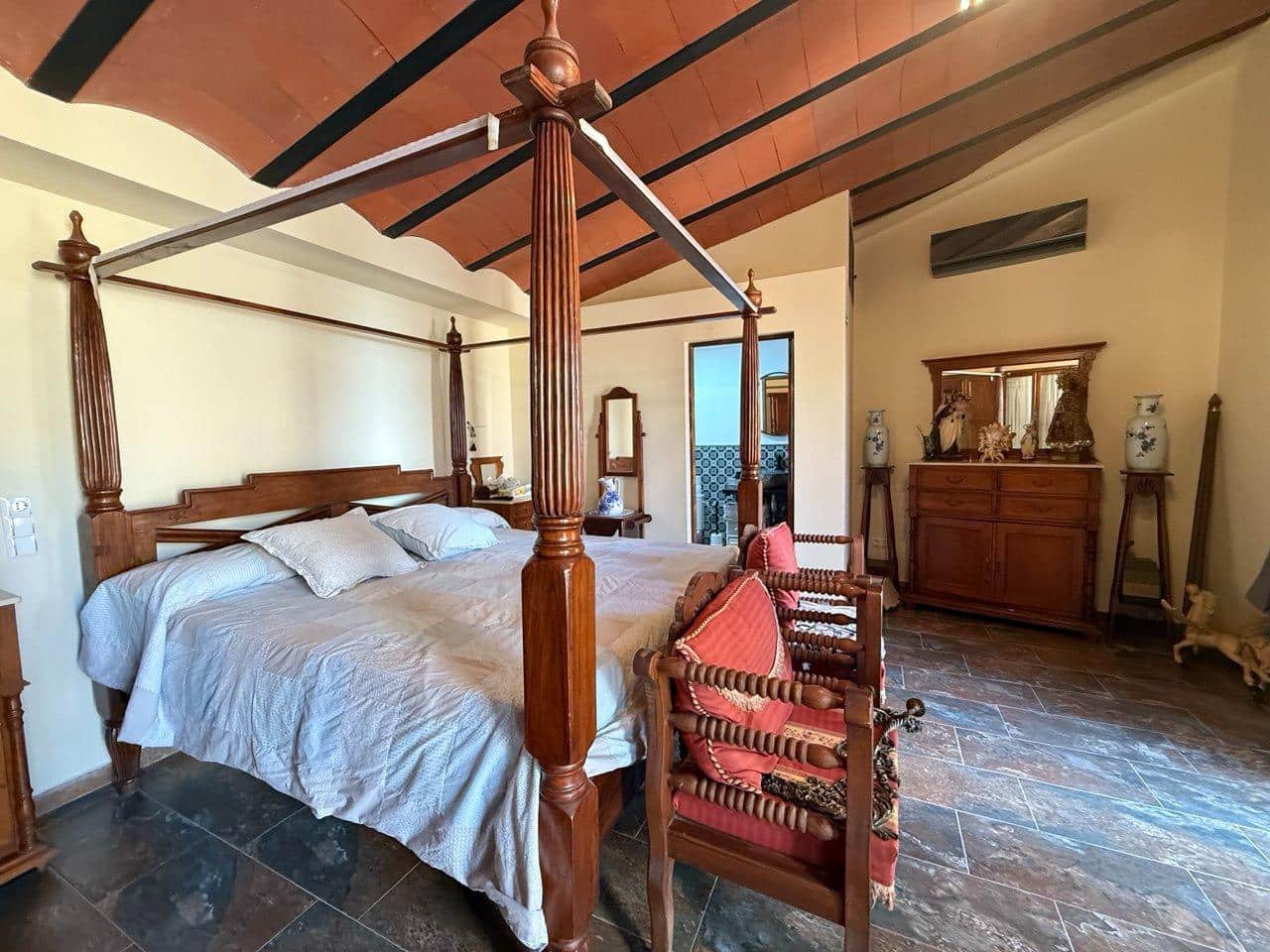 Casa de 5 habitaciones en Villar del Arzobispo en venta - 260.000 € (Ref: 9965309)
