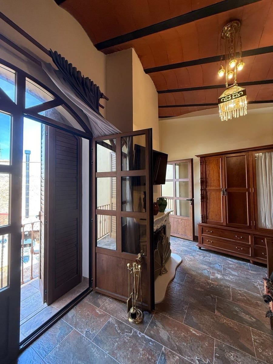 Casa de 5 habitaciones en Villar del Arzobispo en venta - 260.000 € (Ref: 9965309)
