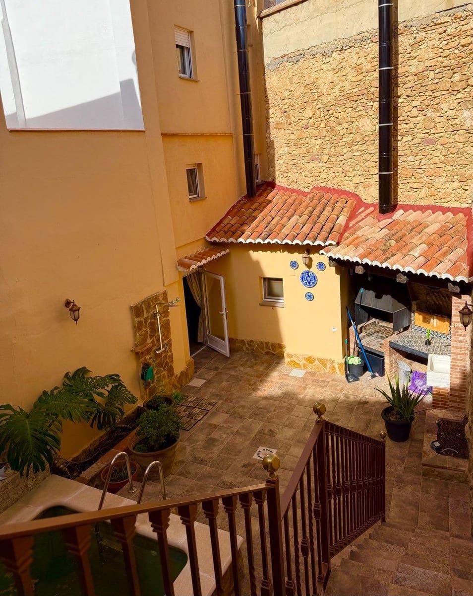 Casa de 5 habitaciones en Villar del Arzobispo en venta - 260.000 € (Ref: 9965309)