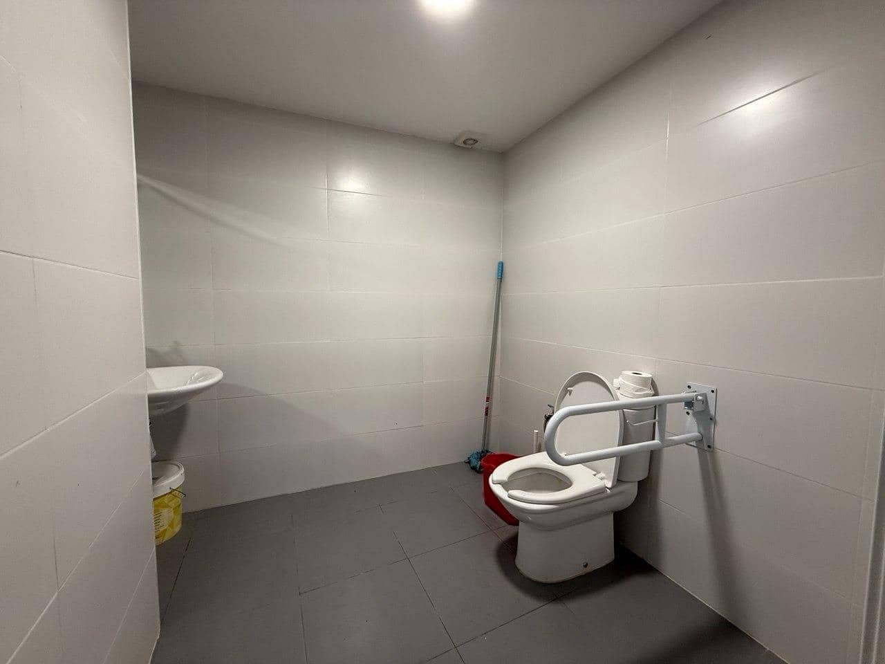 Erhverv til leje i Valencia by - € 800 (Ref: 9995805)