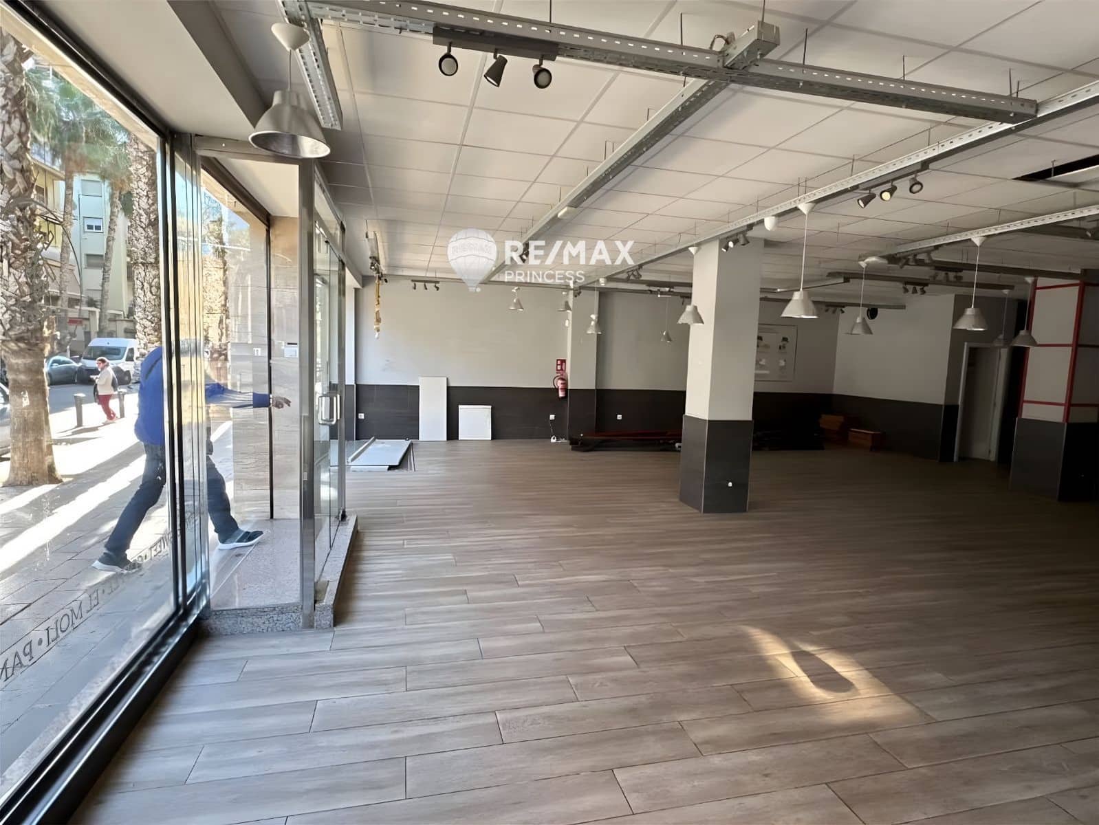 Commercial for sale in Alicante / Alacant city - € 430,000 (Ref: 9074241)