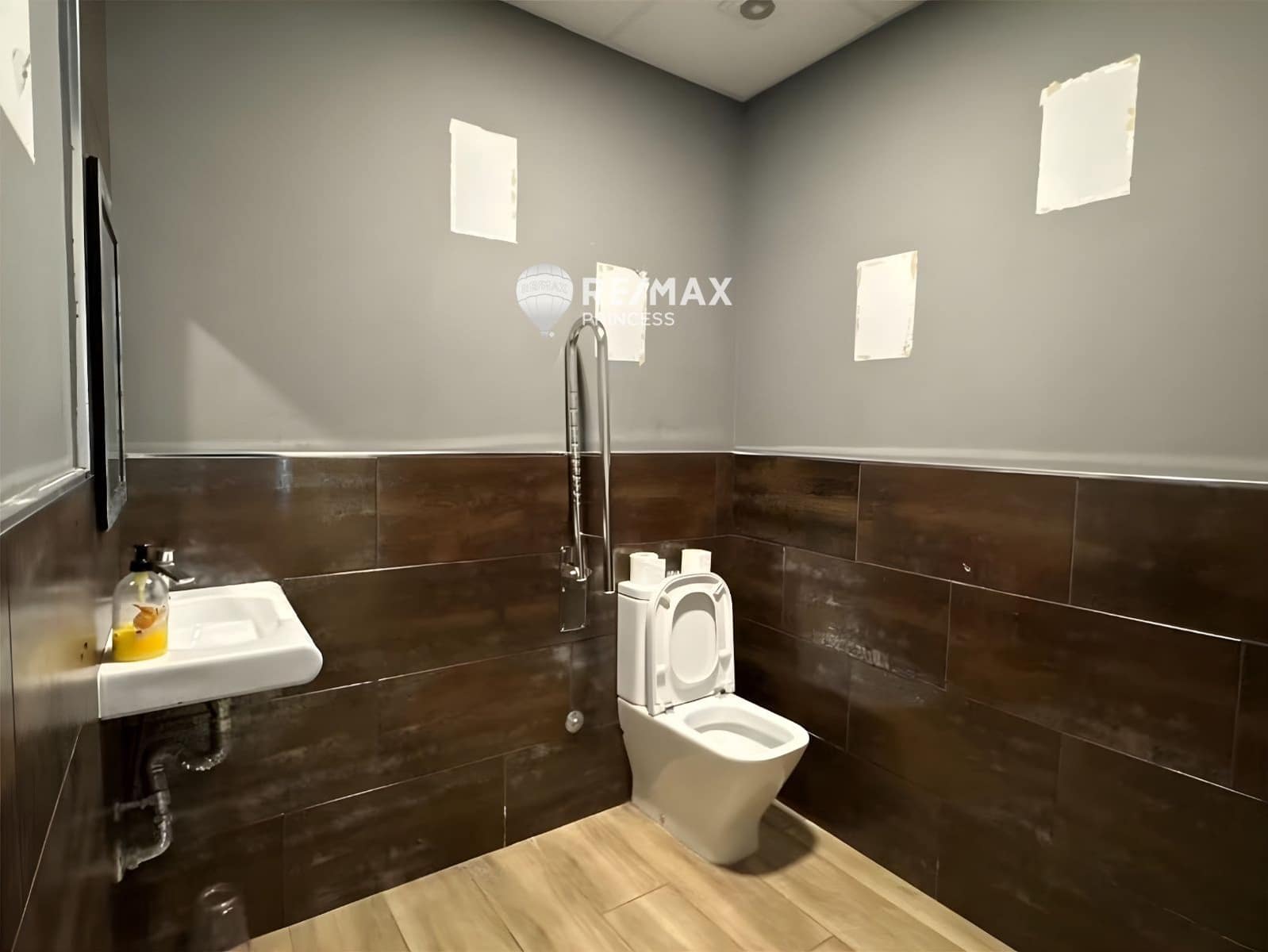 Commercial for sale in Alicante / Alacant city - € 430,000 (Ref: 9074241)