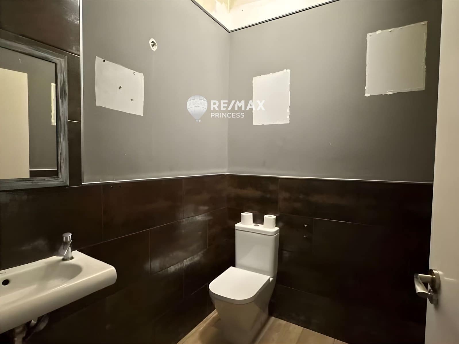 Commercial for sale in Alicante / Alacant city - € 430,000 (Ref: 9074241)