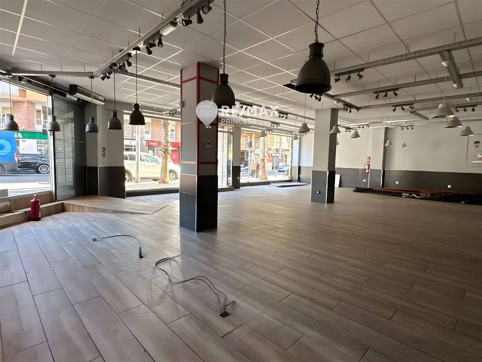 Commercial for sale in Alicante / Alacant city - € 430,000 (Ref: 9074241)