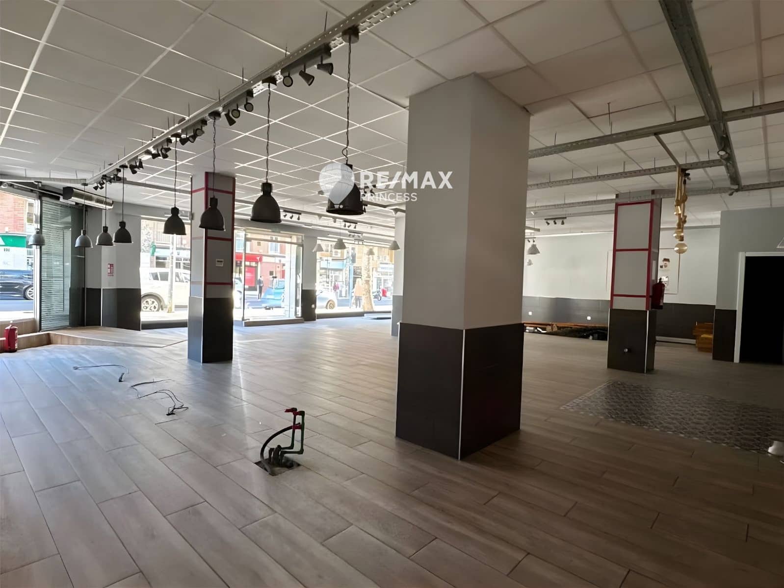 Commercial for sale in Alicante / Alacant city - € 430,000 (Ref: 9074241)