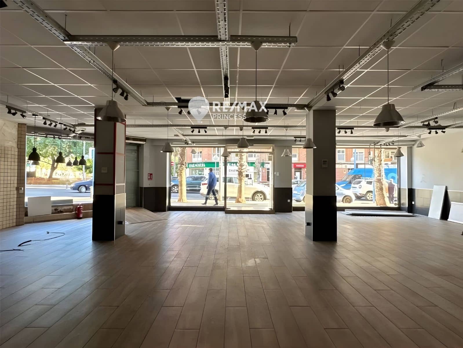 Commercial for sale in Alicante / Alacant city - € 430,000 (Ref: 9074241)