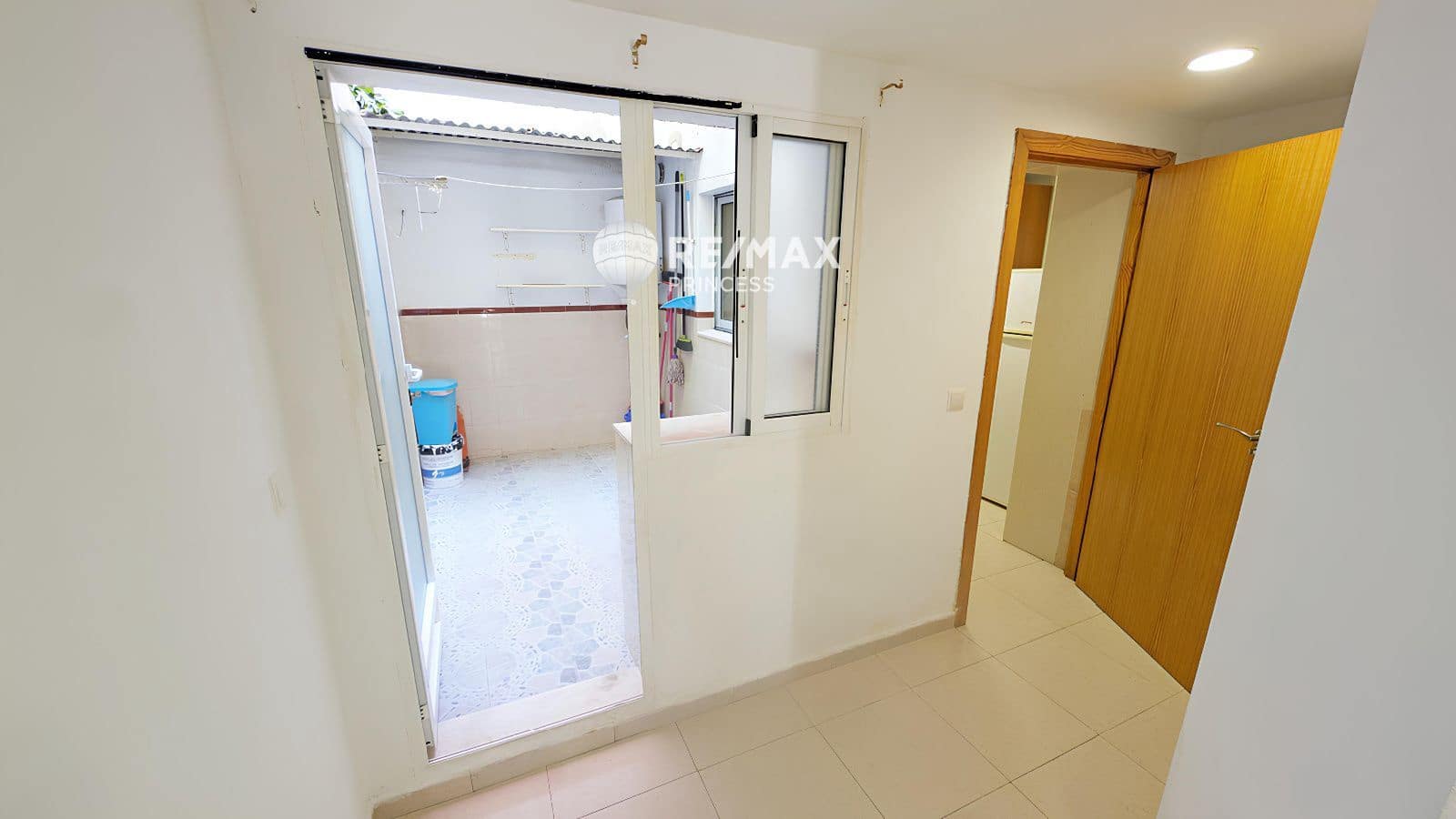 6 bedroom Flat for sale in Alicante / Alacant city - € 205,000 (Ref: 9234839)