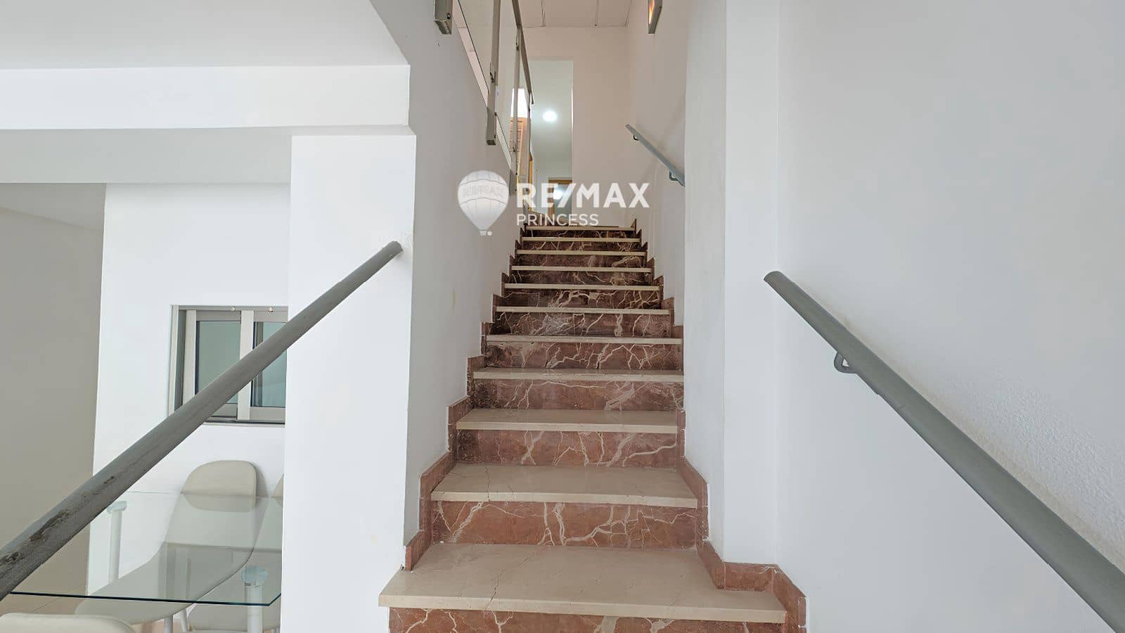 6 bedroom Flat for sale in Alicante / Alacant city - € 205,000 (Ref: 9234839)