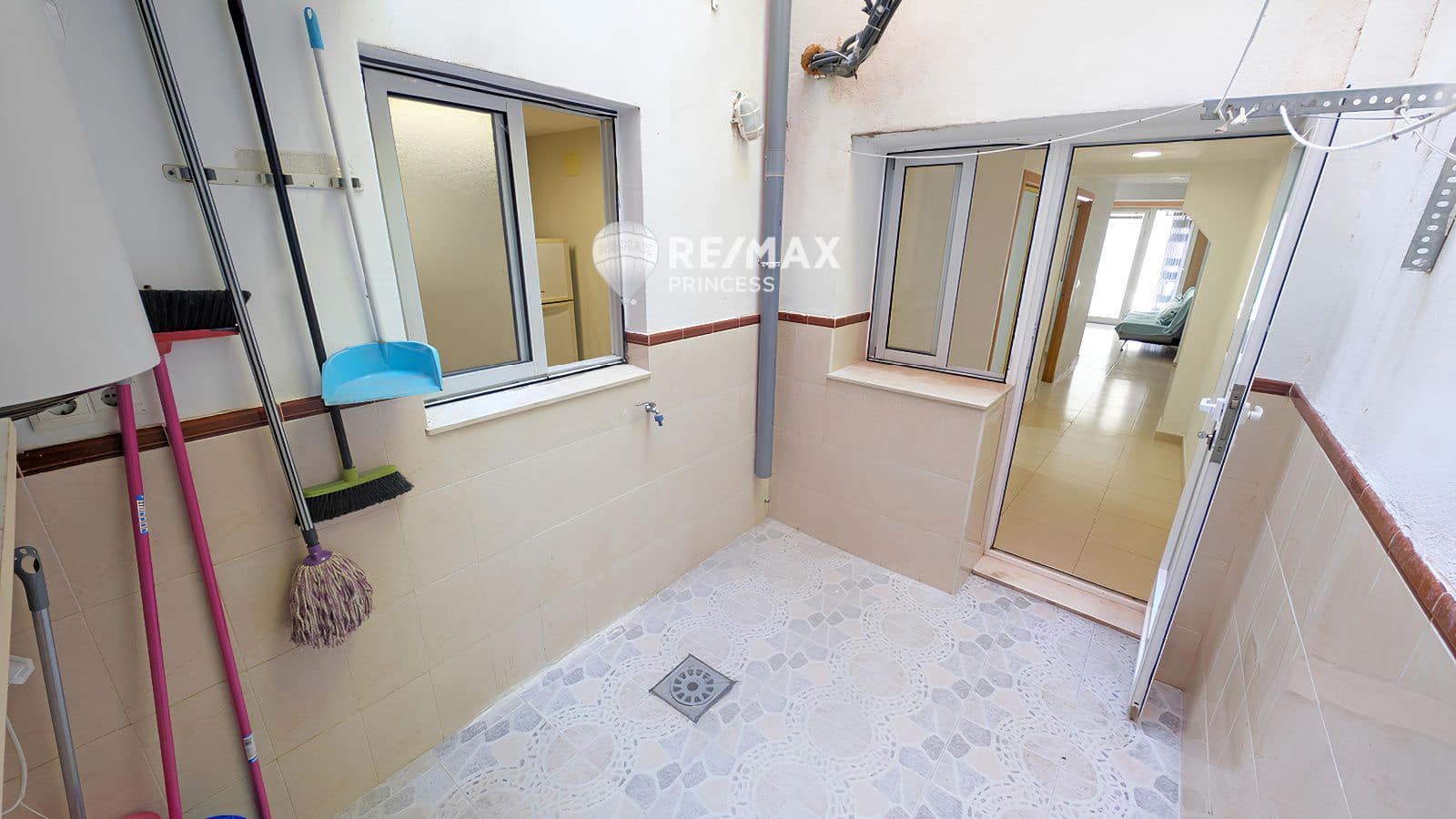 6 bedroom Flat for sale in Alicante / Alacant city - € 205,000 (Ref: 9234839)