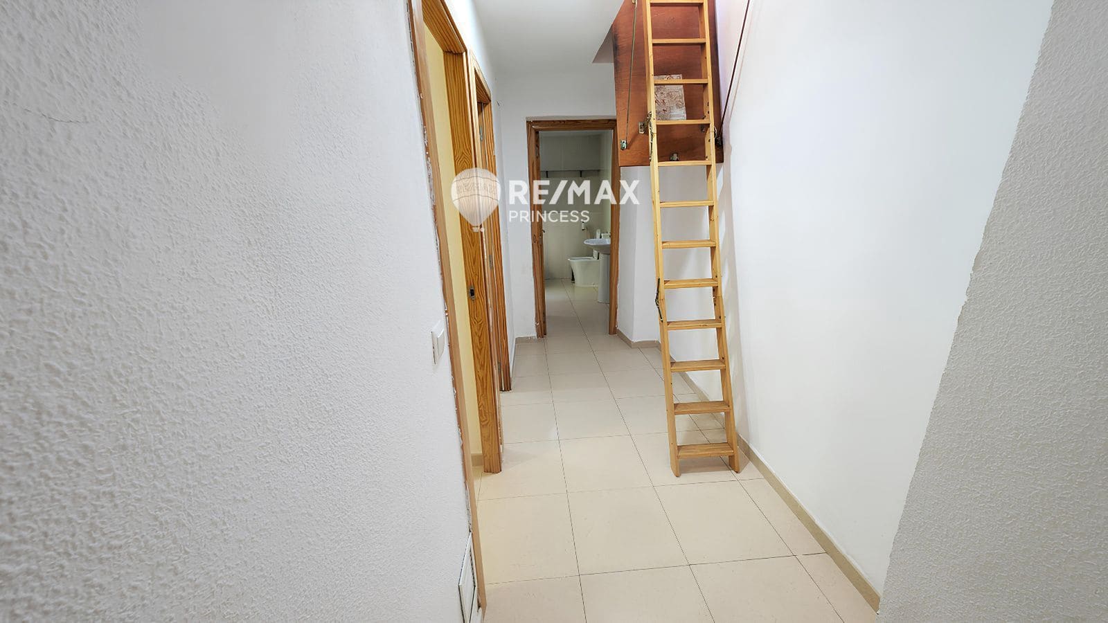 6 bedroom Flat for sale in Alicante / Alacant city - € 205,000 (Ref: 9234839)