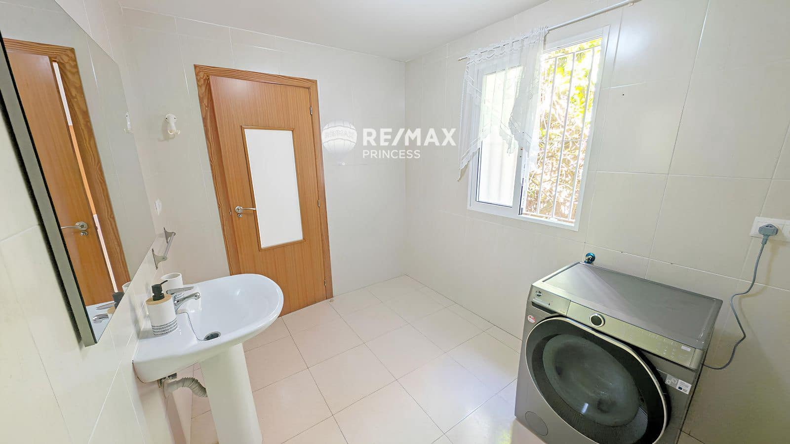 6 bedroom Flat for sale in Alicante / Alacant city - € 205,000 (Ref: 9234839)