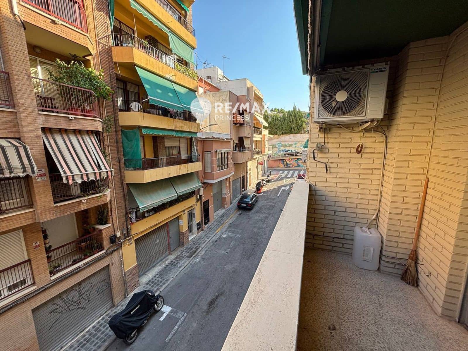 4 bedroom Flat for sale in Alicante / Alacant city with garage - € 229,900 (Ref: 9283114)