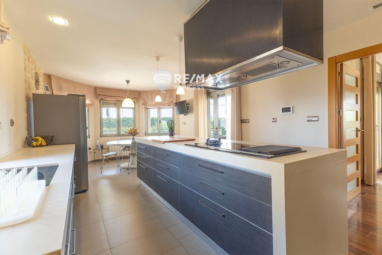 4 Zimmer Villa zu verkaufen in Torrellano mit Pool Garage - 620.000 € (Ref: 9336895)