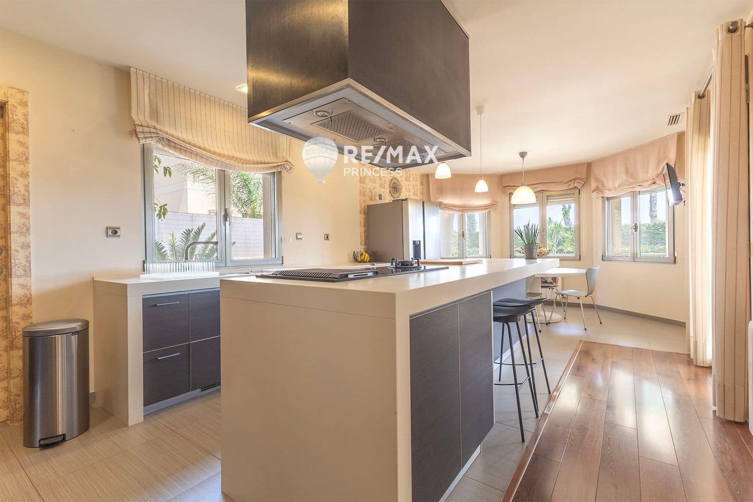 4 Zimmer Villa zu verkaufen in Torrellano mit Pool Garage - 620.000 € (Ref: 9336895)