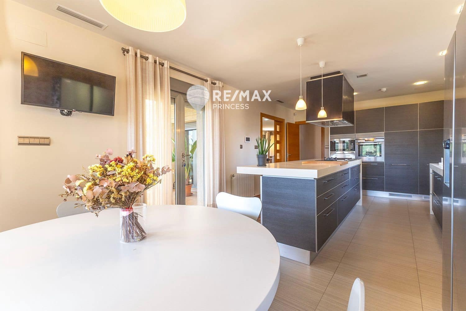 4 Zimmer Villa zu verkaufen in Torrellano mit Pool Garage - 620.000 € (Ref: 9336895)