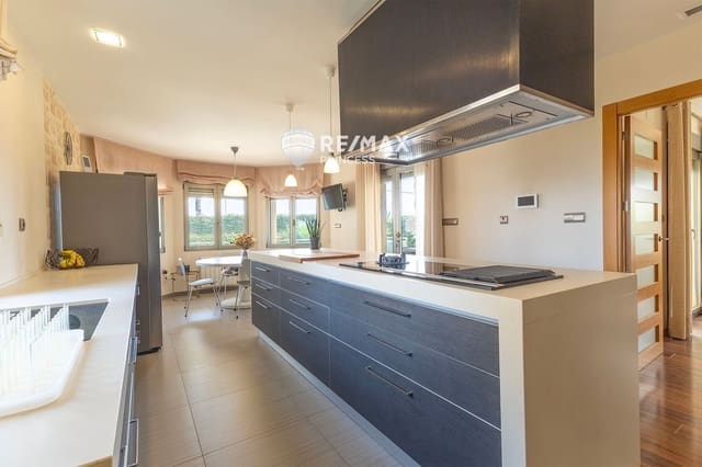 4 makuuhuone Huvila myytävänä paikassa Torrellano, Elche / Elx mukana uima-altaan 
autotalli - 620 000 € (Ref: 9336895)