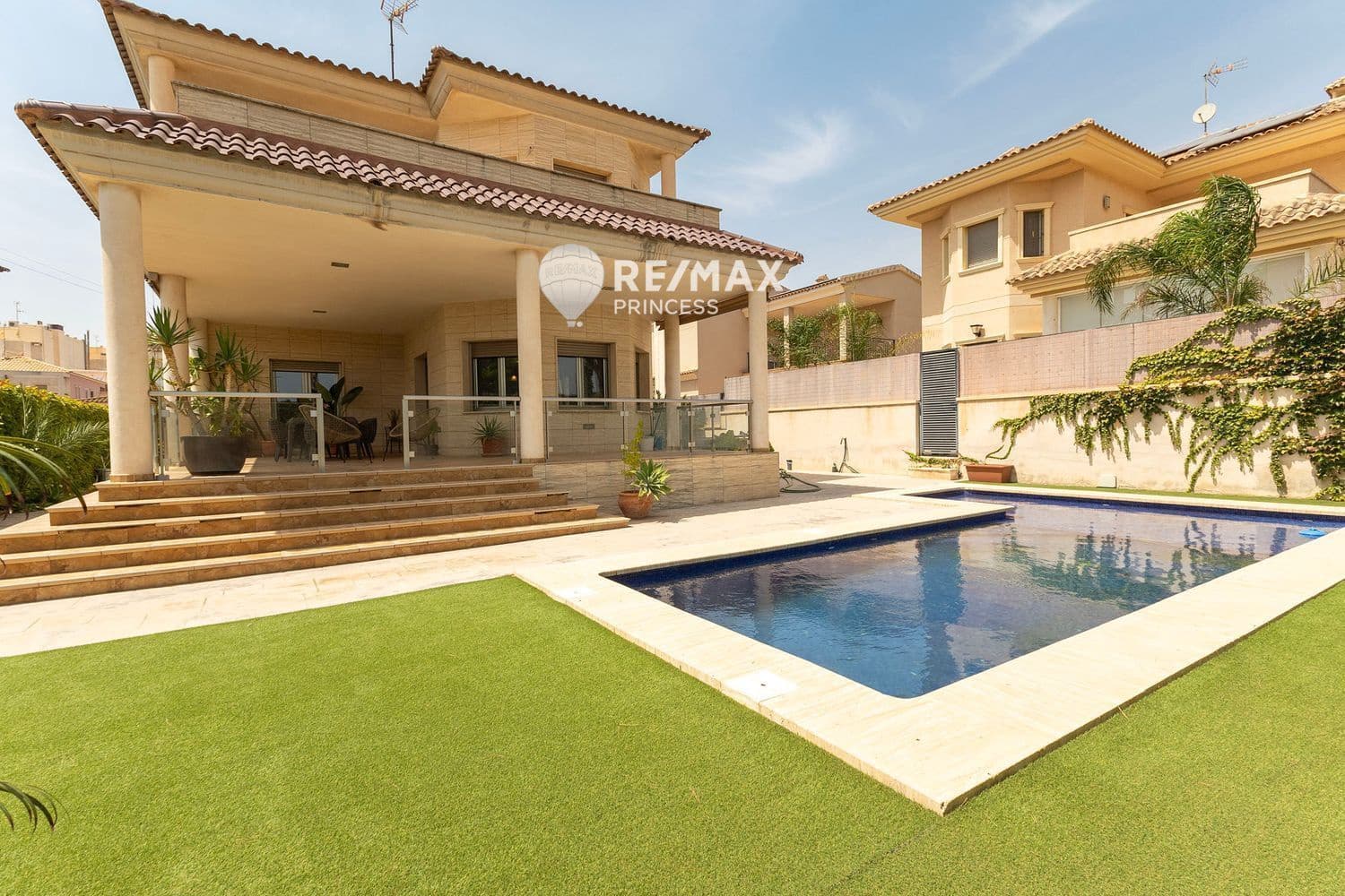 4 Zimmer Villa zu verkaufen in Torrellano mit Pool Garage - 620.000 € (Ref: 9336895)