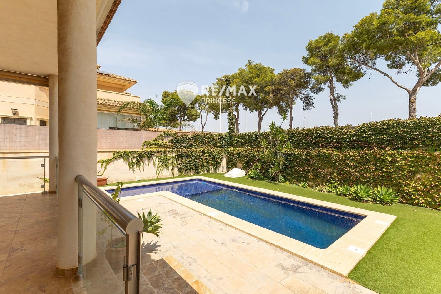 4 Zimmer Villa zu verkaufen in Torrellano mit Pool Garage - 620.000 € (Ref: 9336895)