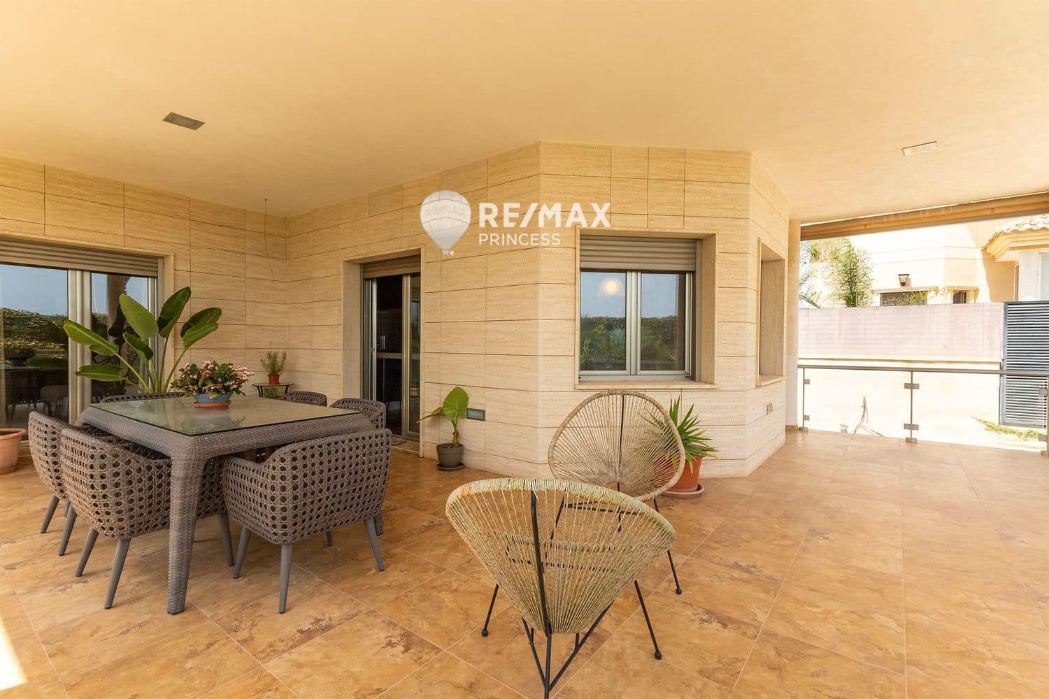 4 Zimmer Villa zu verkaufen in Torrellano mit Pool Garage - 620.000 € (Ref: 9336895)