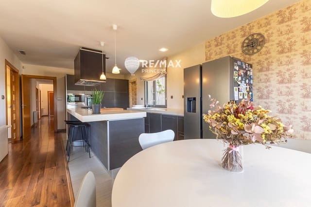 4 makuuhuone Huvila myytävänä paikassa Torrellano, Elche / Elx mukana uima-altaan 
autotalli - 620 000 € (Ref: 9336895)