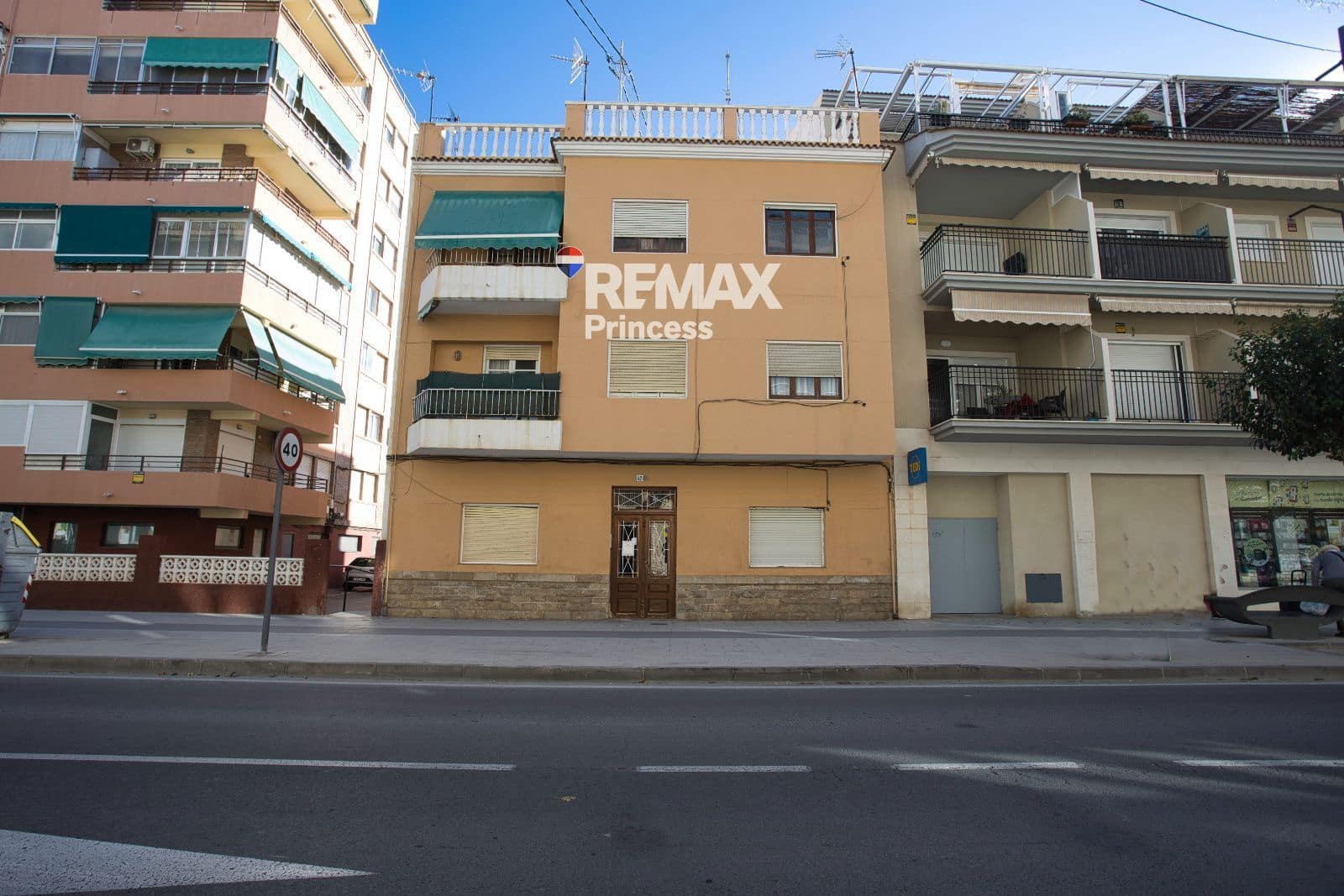 3 soveværelse Restaurant/Bar til salg i El Campello med garage - € 1.400.000 (Ref: 9570149)