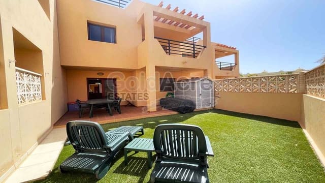 4 quarto Moradia para venda em Corralejo, La Oliva com piscina garagem - 395 000 € (Ref: 10026639)