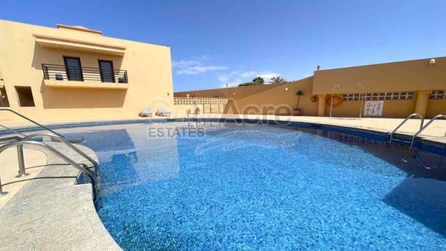 4 quarto Moradia para venda em Corralejo, La Oliva com piscina garagem - 395 000 € (Ref: 10026639)