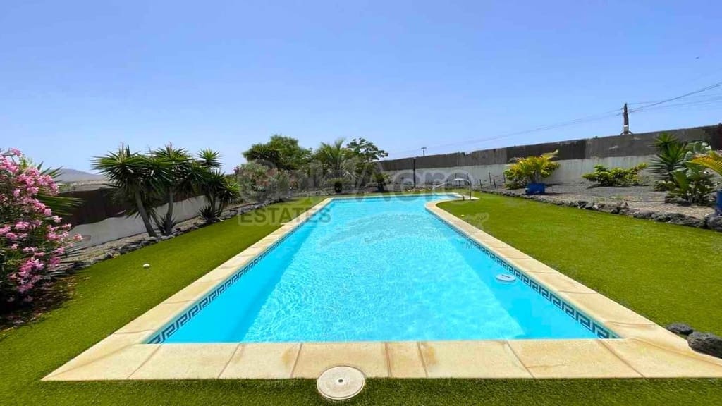 Chalet de 3 habitaciones en Lajares en venta con piscina garaje - 495.000 € (Ref: 10027674)