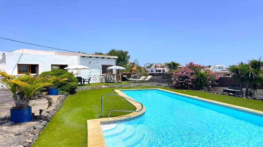 Chalet de 3 habitaciones en Lajares en venta con piscina garaje - 495.000 € (Ref: 10027674)