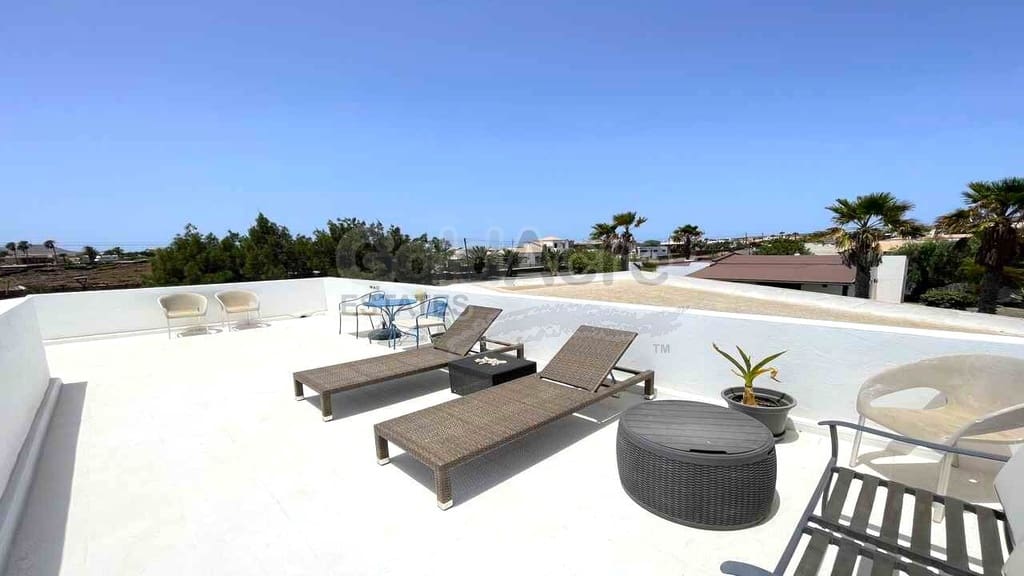 Chalet de 3 habitaciones en Lajares en venta con piscina garaje - 495.000 € (Ref: 10027674)