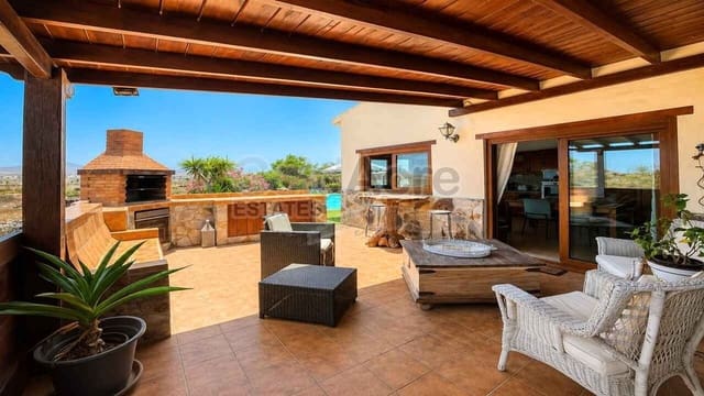 Chalet de 3 habitaciones en Lajares, La Oliva en venta con piscina garaje - 495.000 € (Ref: 10027674)