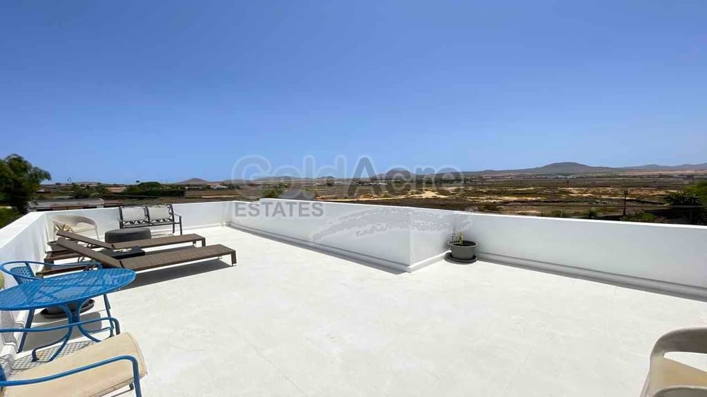Chalet de 3 habitaciones en Lajares en venta con piscina garaje - 495.000 € (Ref: 10027674)