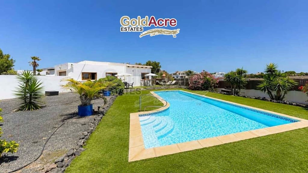 Chalet de 3 habitaciones en Lajares en venta con piscina garaje - 495.000 € (Ref: 10027674)