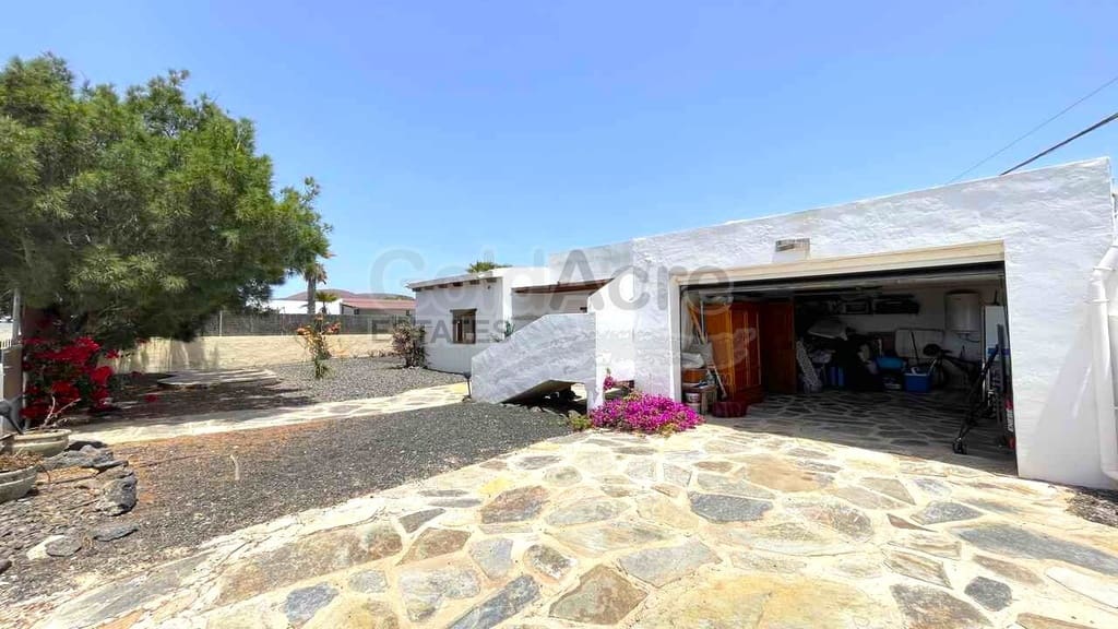 Chalet de 3 habitaciones en Lajares en venta con piscina garaje - 495.000 € (Ref: 10027674)