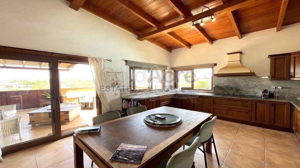 Chalet de 3 habitaciones en Lajares en venta con piscina garaje - 495.000 € (Ref: 10027674)