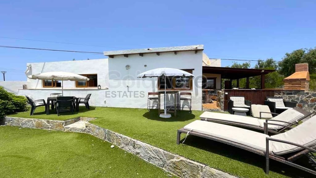 Chalet de 3 habitaciones en Lajares en venta con piscina garaje - 495.000 € (Ref: 10027674)