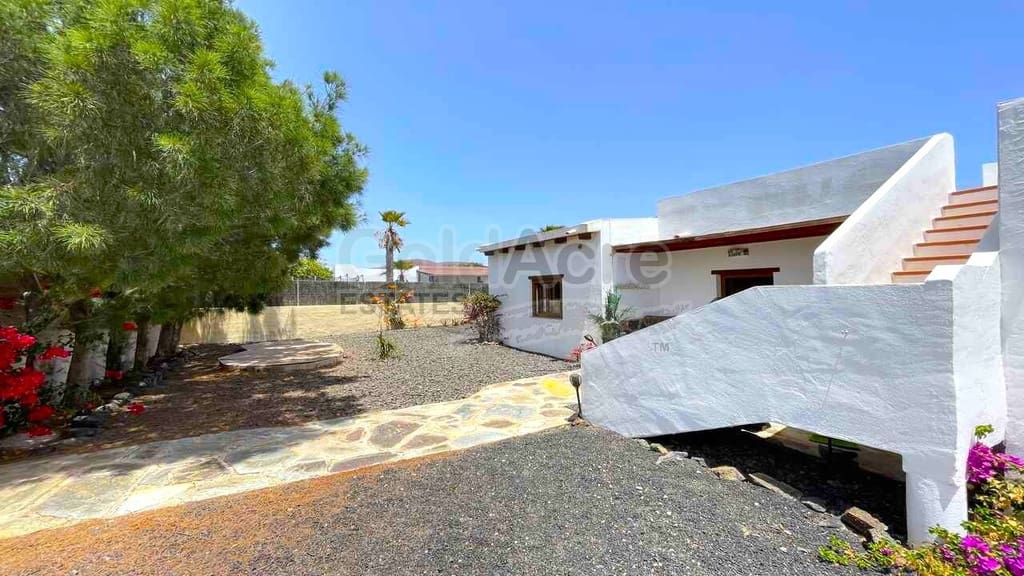 Chalet de 3 habitaciones en Lajares en venta con piscina garaje - 495.000 € (Ref: 10027674)